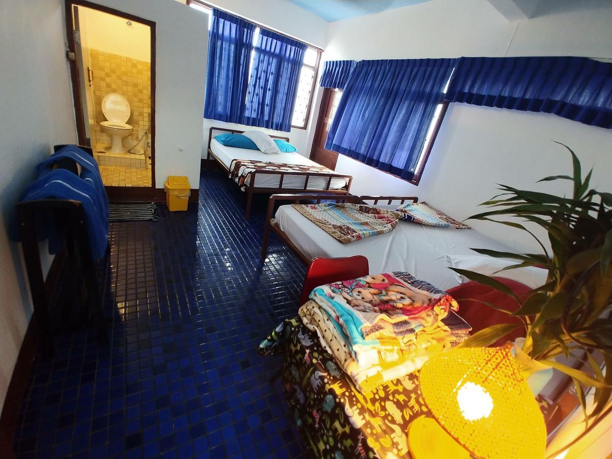 Prasuri Guest House Банкок Екстериор снимка
